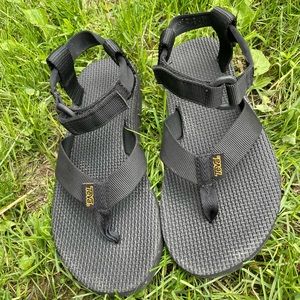 Woman’s Teva’s Size 5 / Black
